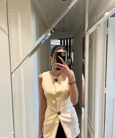 Gilet boutonné avec ceinture fine beige