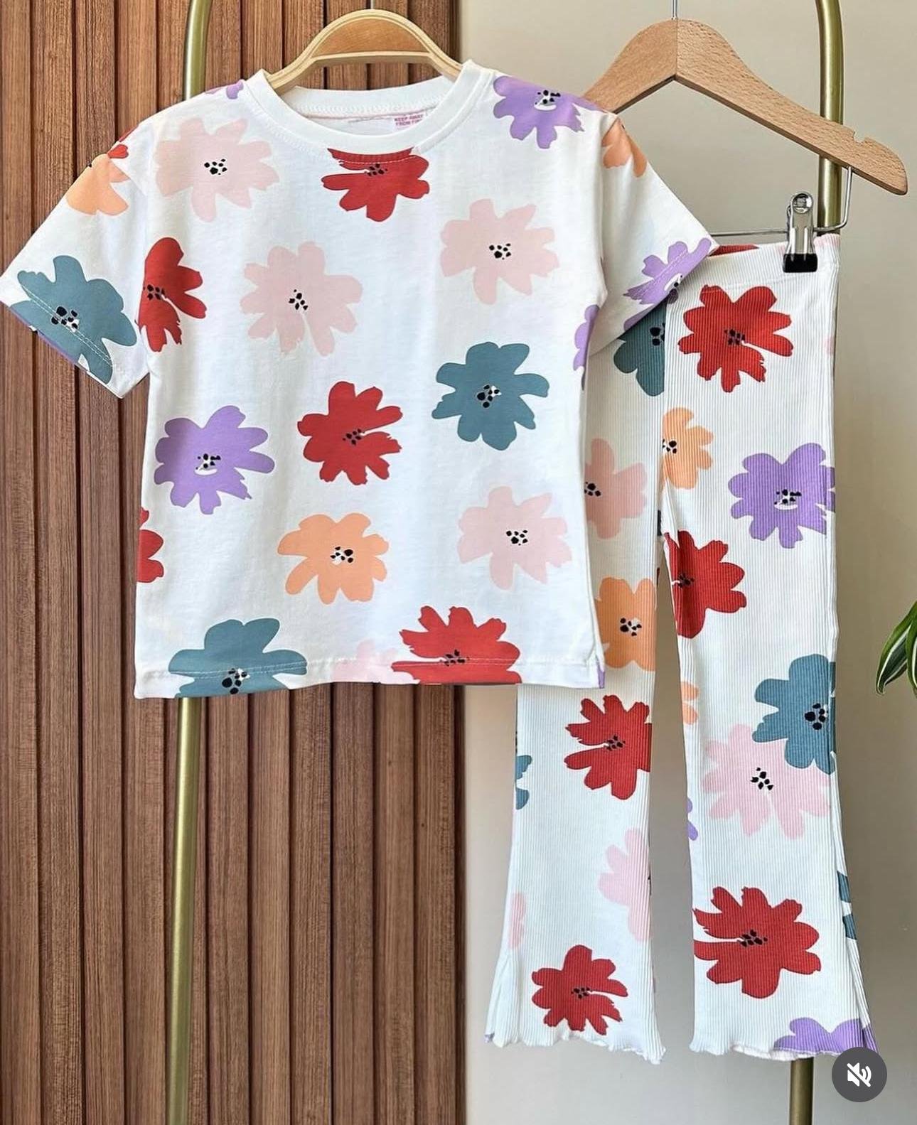 Ensemble T-shirt + pantalon à fleurs