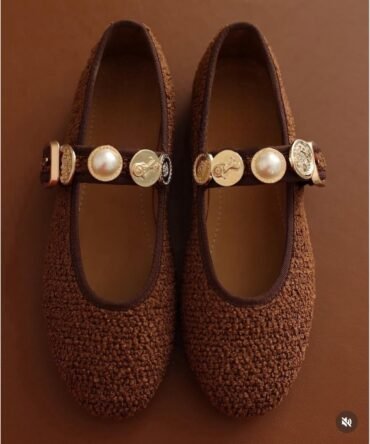 Ballerines bouclette à boutons dorés